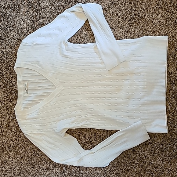 Old Navy Sweaters - Gorgeous white Old Navy cable knit sweater, Large